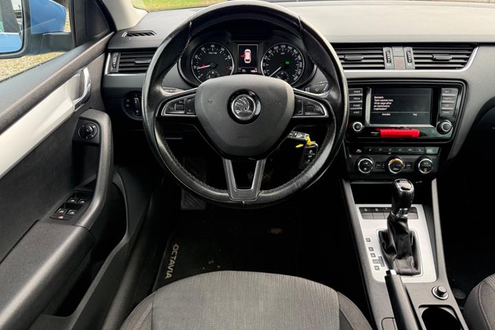 Blå Skoda Octavia fra 2017