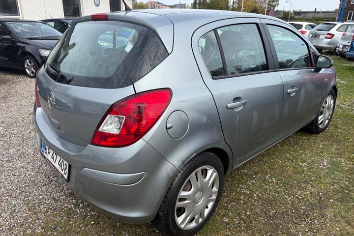 Sølv Opel Corsa fra 2010
