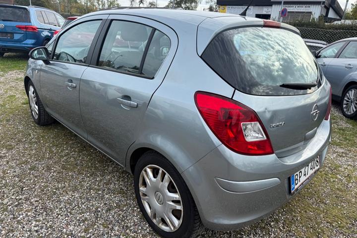 Sølv Opel Corsa fra 2010