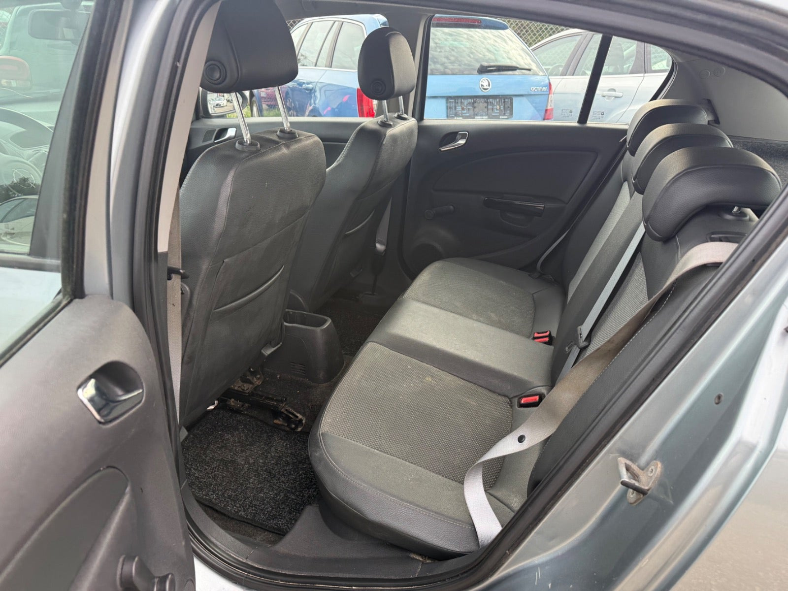 Sølv Opel Corsa fra 2010