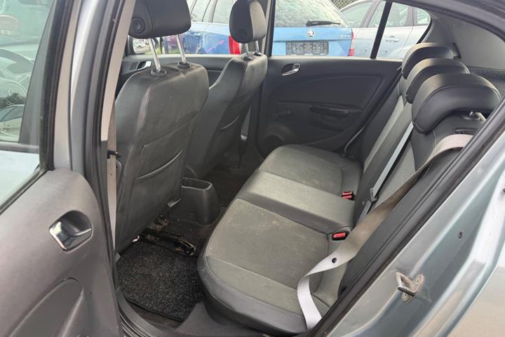 Sølv Opel Corsa fra 2010