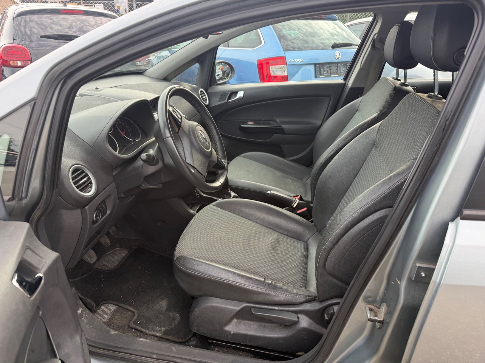 Sølv Opel Corsa fra 2010
