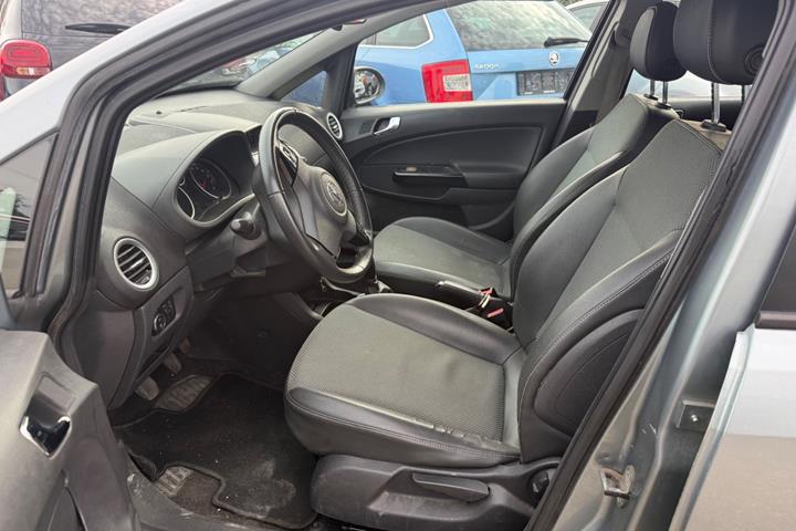 Sølv Opel Corsa fra 2010