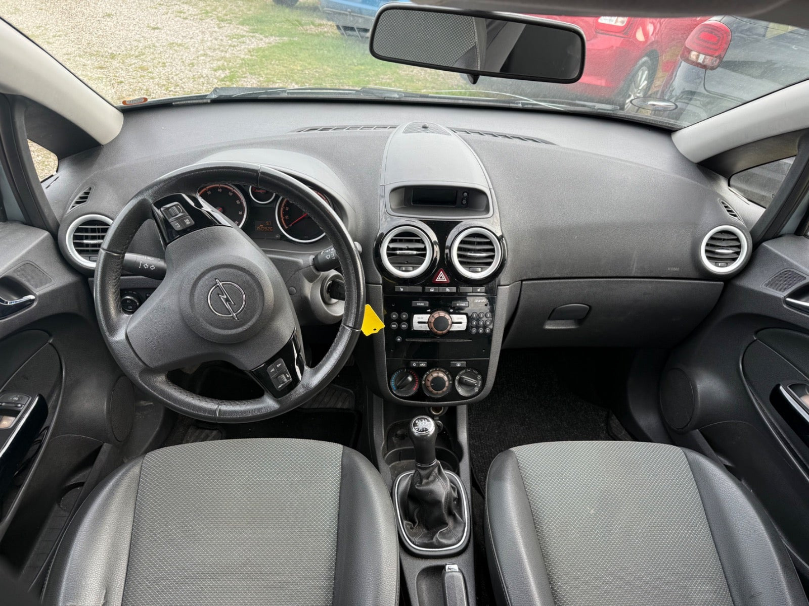 Sølv Opel Corsa fra 2010