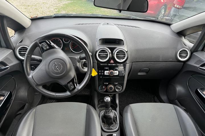 Sølv Opel Corsa fra 2010