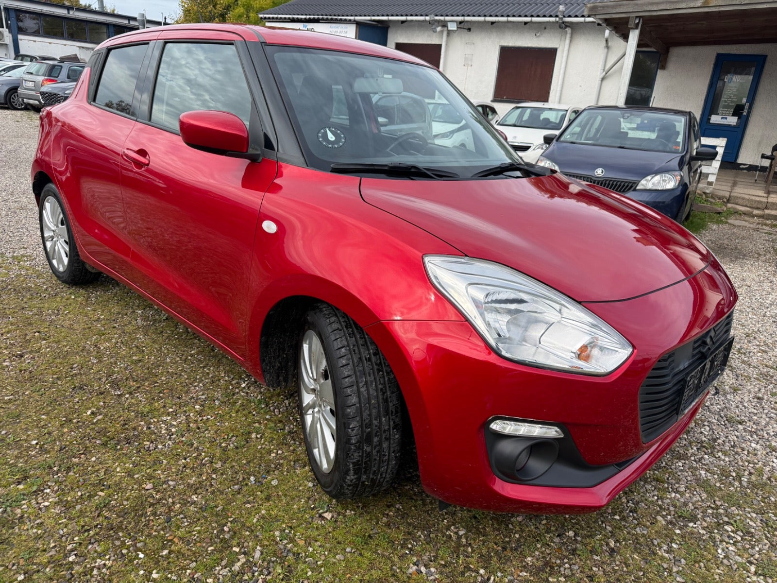 Rød Suzuki Swift fra 2017