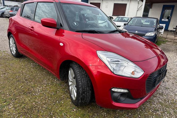 Rød Suzuki Swift fra 2017