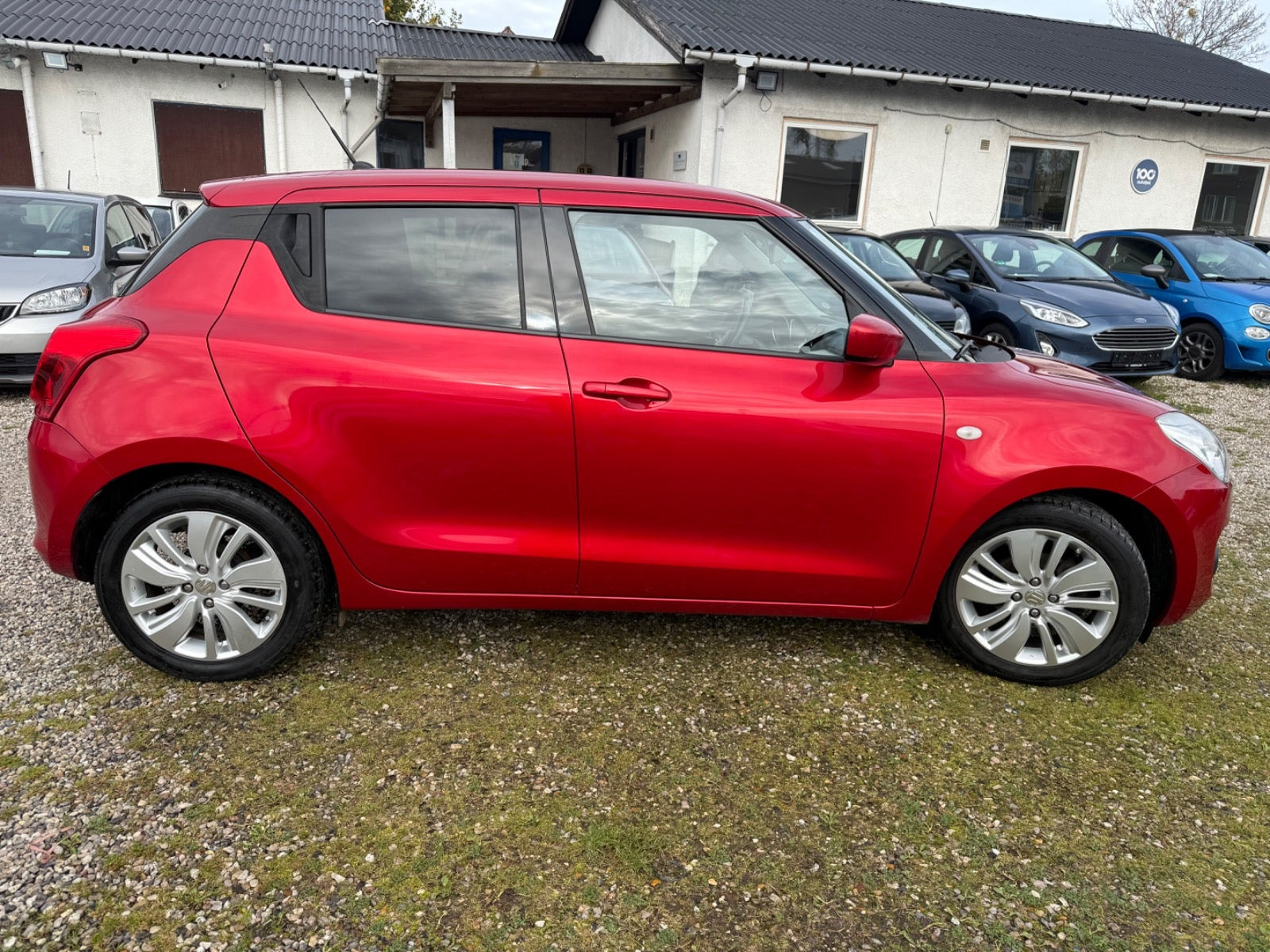 Rød Suzuki Swift fra 2017