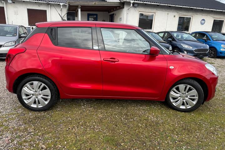 Rød Suzuki Swift fra 2017