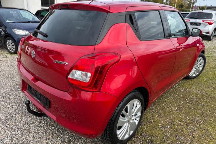 Rød Suzuki Swift fra 2017