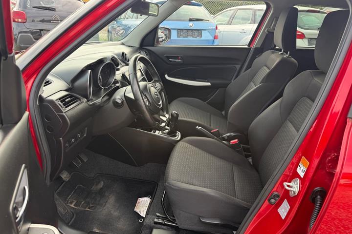 Rød Suzuki Swift fra 2017