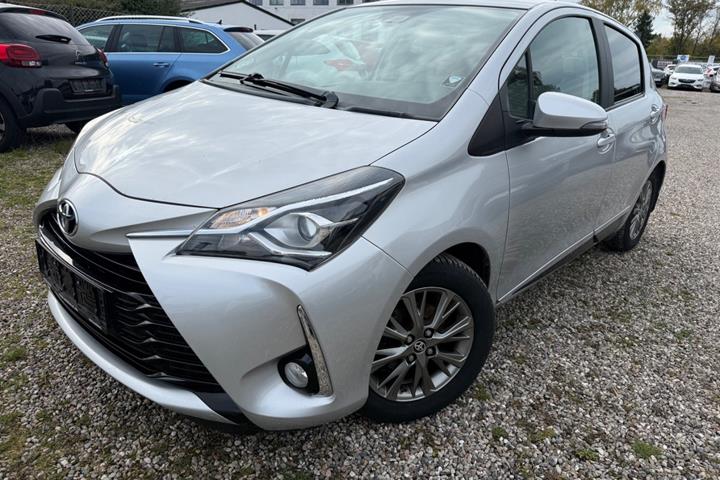 Sølv Toyota Yaris fra 2017
