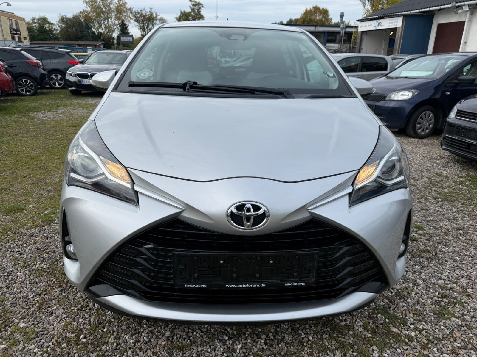 Sølv Toyota Yaris fra 2017