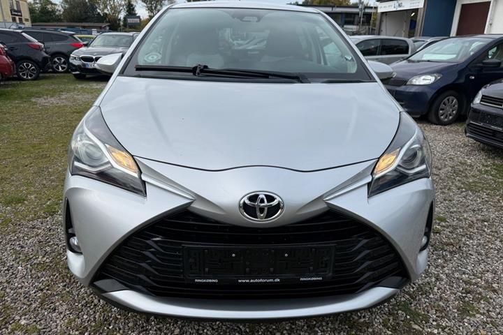 Sølv Toyota Yaris fra 2017
