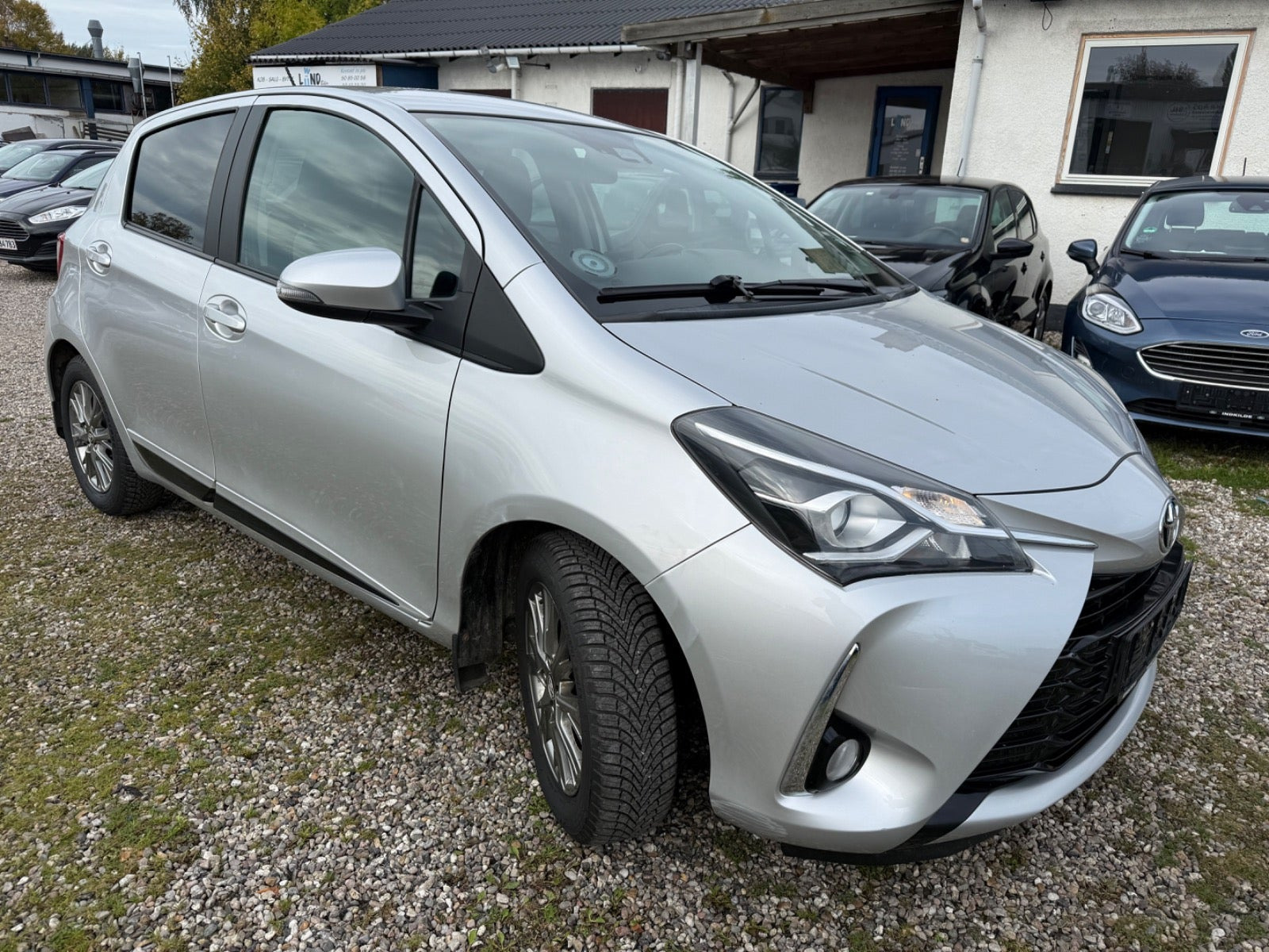 Sølv Toyota Yaris fra 2017