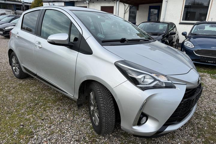 Sølv Toyota Yaris fra 2017