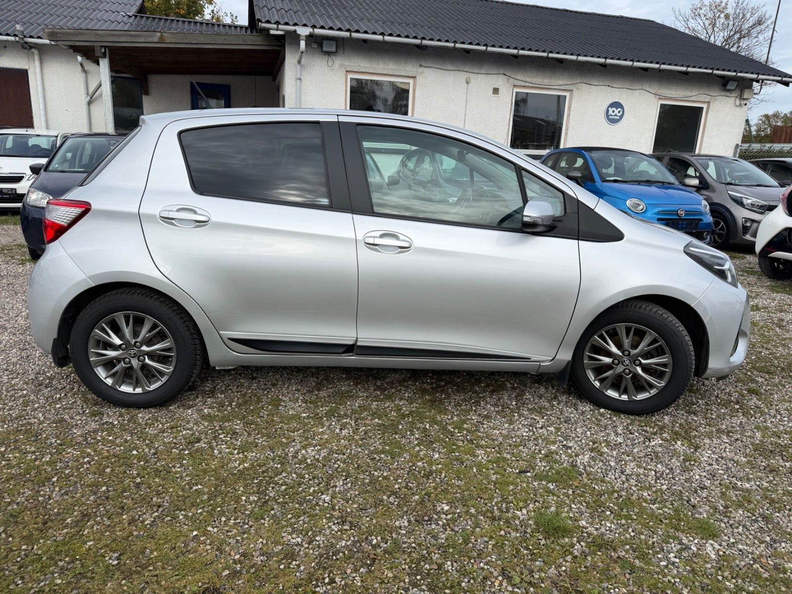 Sølv Toyota Yaris fra 2017