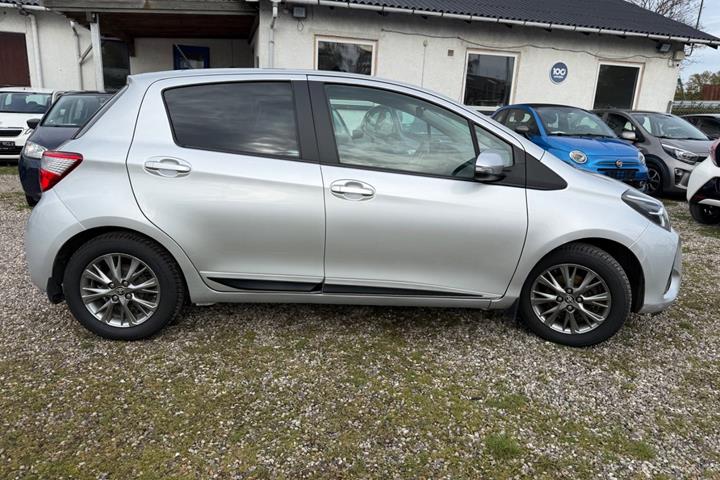 Sølv Toyota Yaris fra 2017