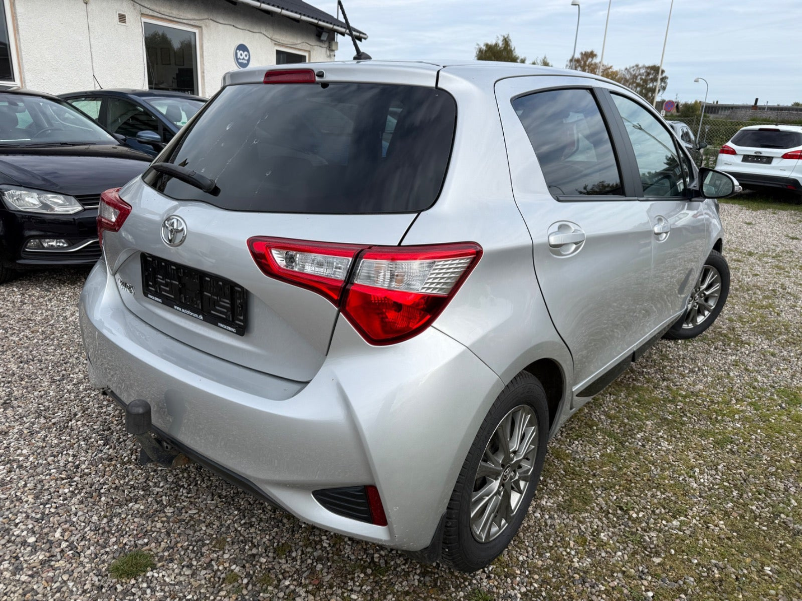 Sølv Toyota Yaris fra 2017