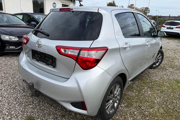 Sølv Toyota Yaris fra 2017