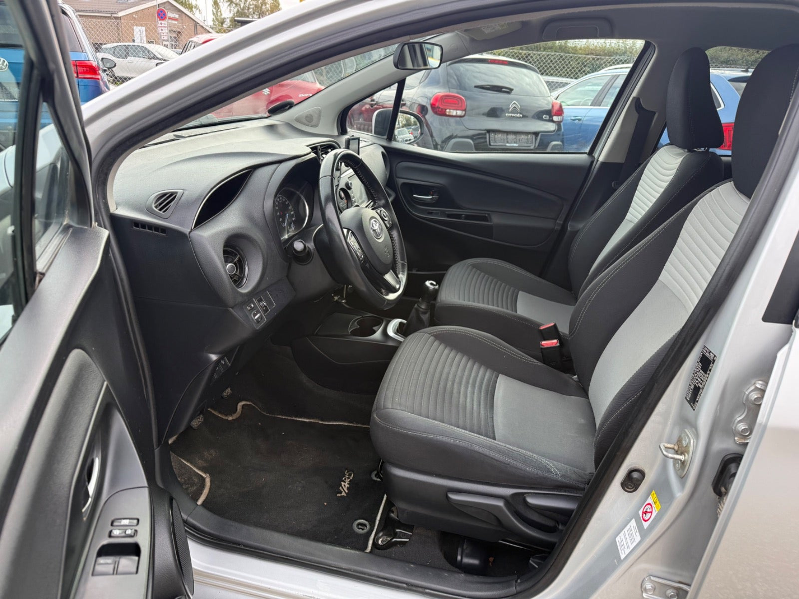Sølv Toyota Yaris fra 2017