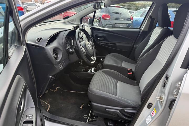 Sølv Toyota Yaris fra 2017