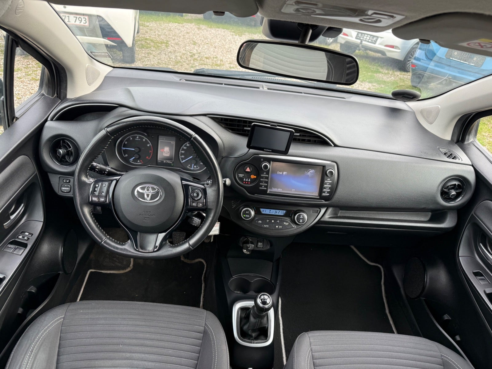 Sølv Toyota Yaris fra 2017