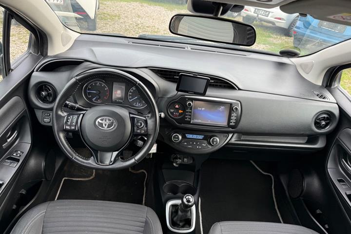 Sølv Toyota Yaris fra 2017