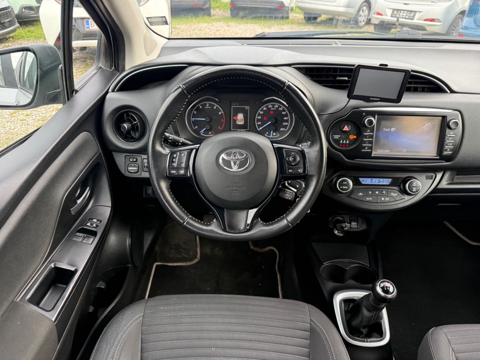 Sølv Toyota Yaris fra 2017