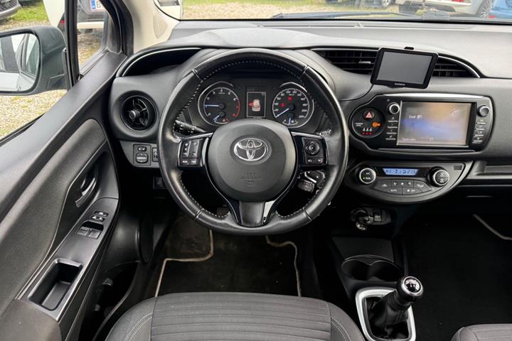 Sølv Toyota Yaris fra 2017