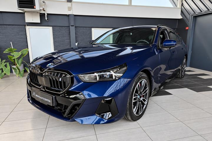 Blå BMW i5 fra 2025