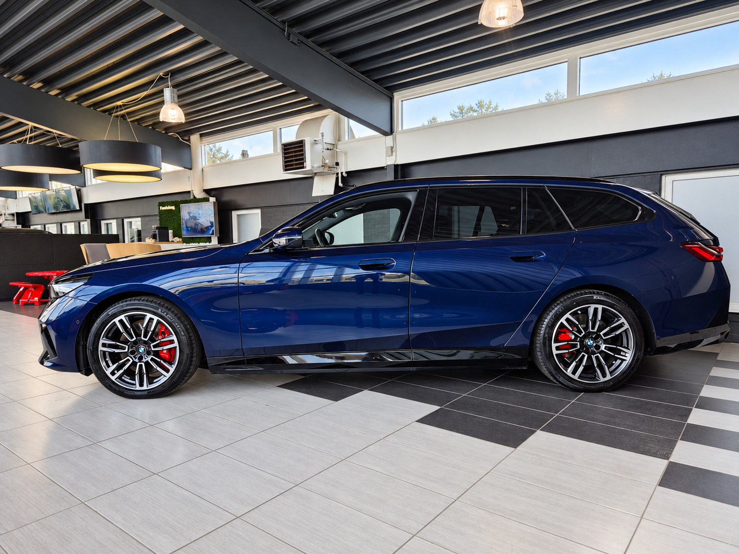 Blå BMW i5 fra 2025