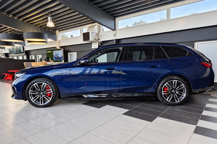 Blå BMW i5 fra 2025