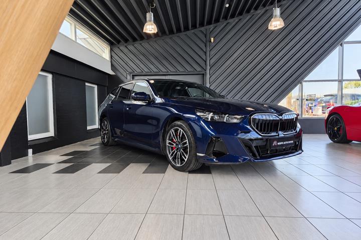 Blå BMW i5 fra 2025