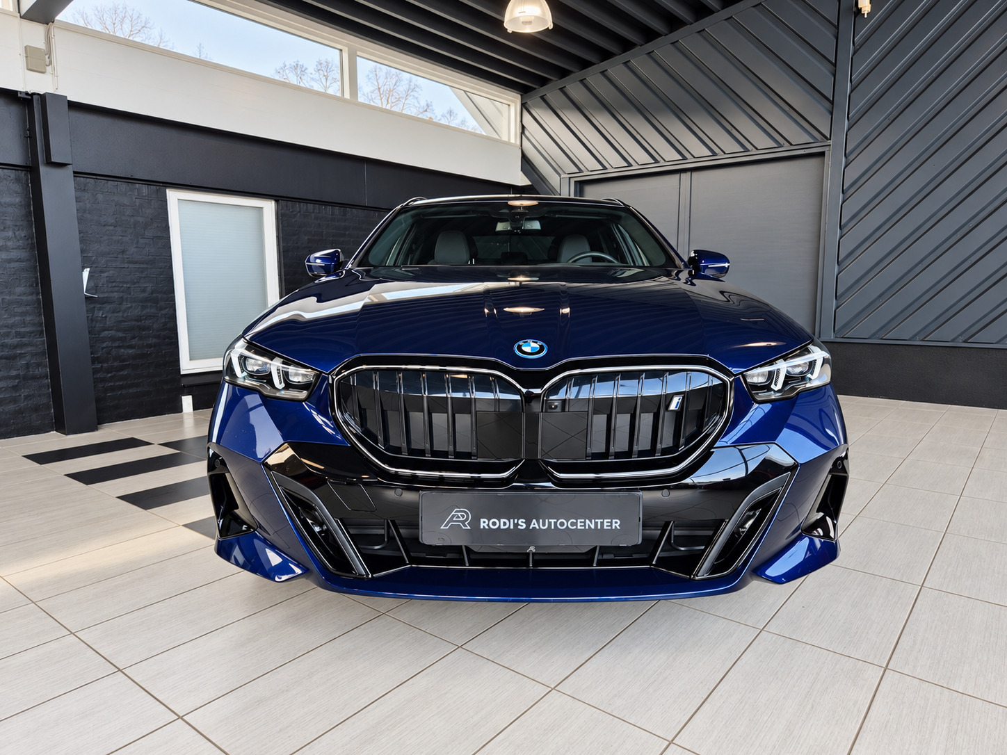 Blå BMW i5 fra 2025