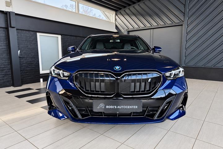 Blå BMW i5 fra 2025