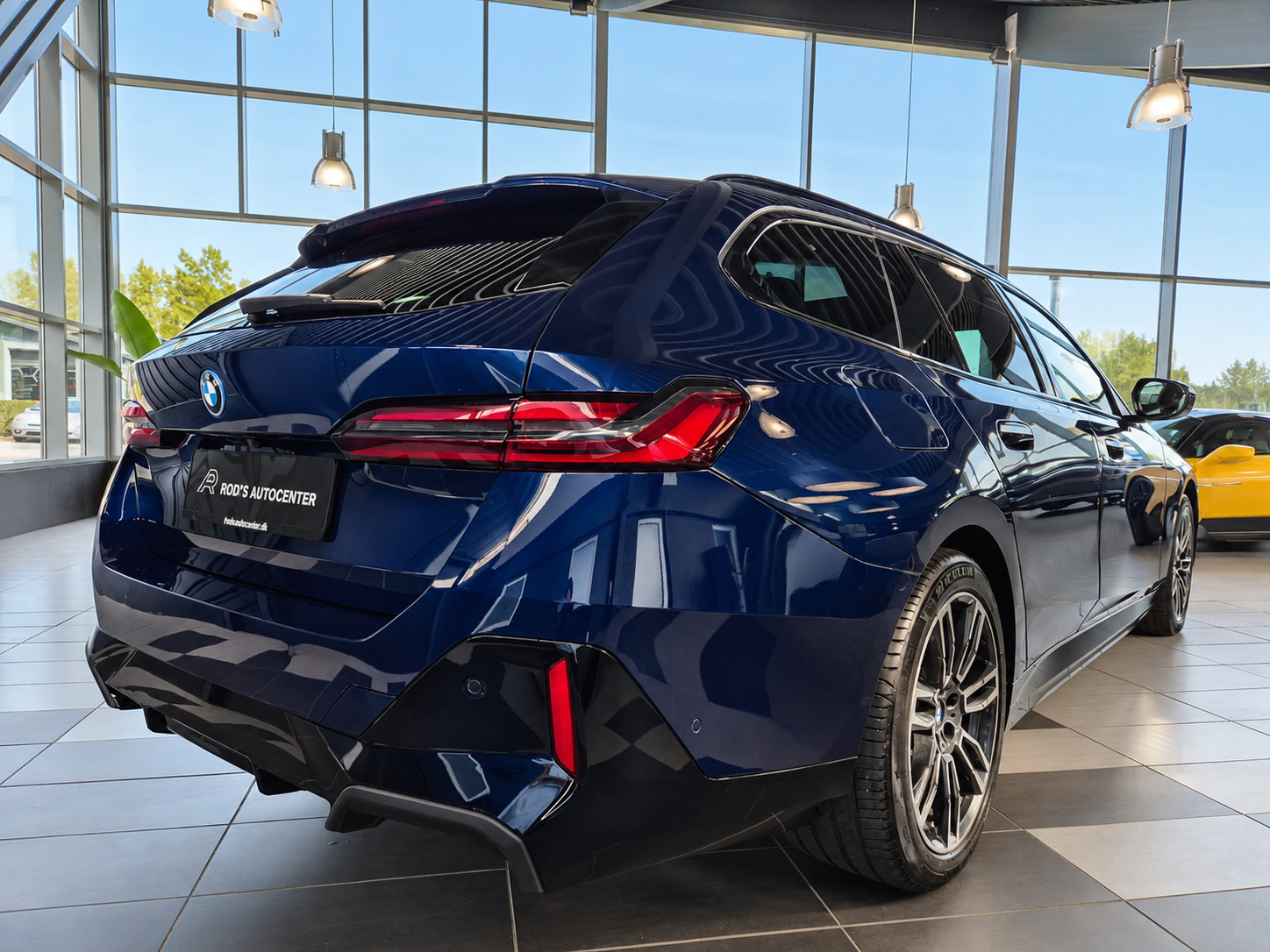 Blå BMW i5 fra 2025
