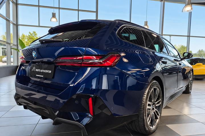 Blå BMW i5 fra 2025