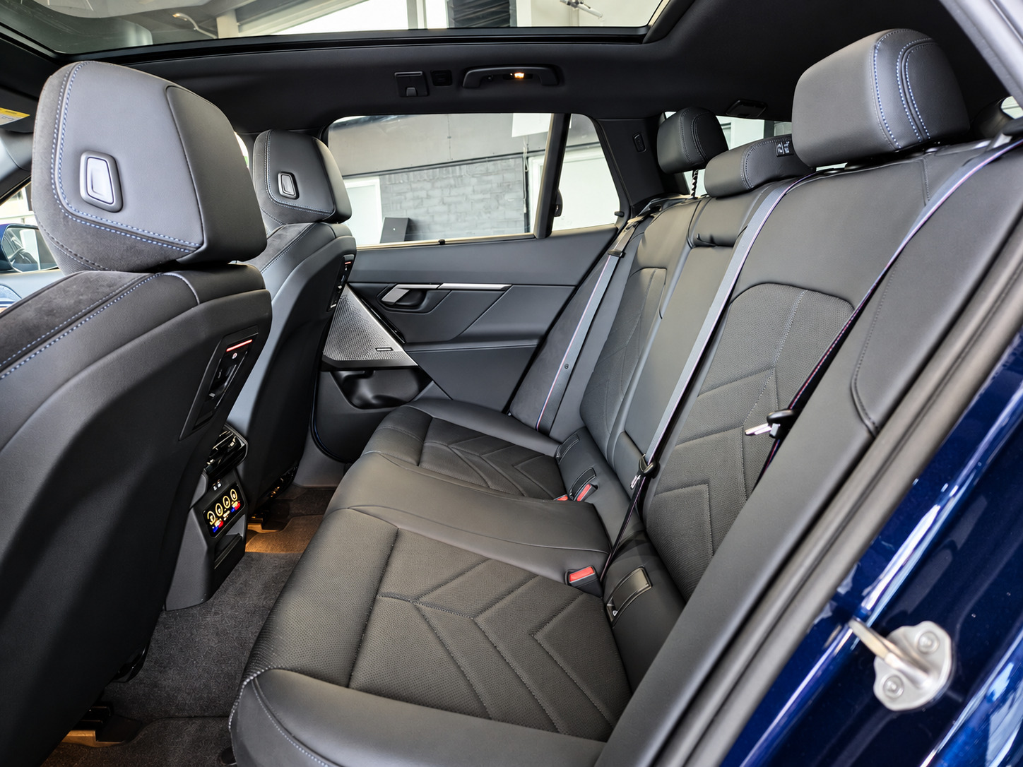 Blå BMW i5 fra 2025