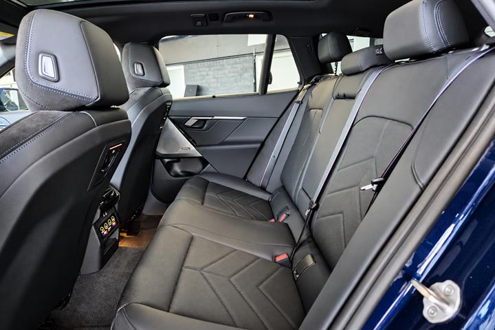 Blå BMW i5 fra 2025