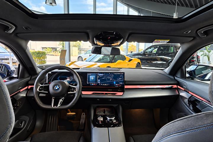 Blå BMW i5 fra 2025