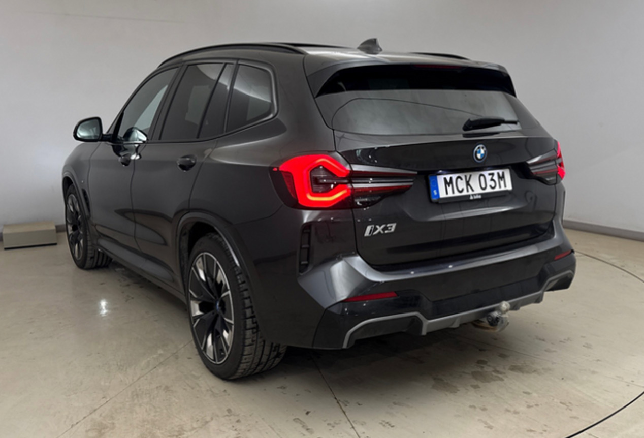 Grå BMW iX3 fra 2024