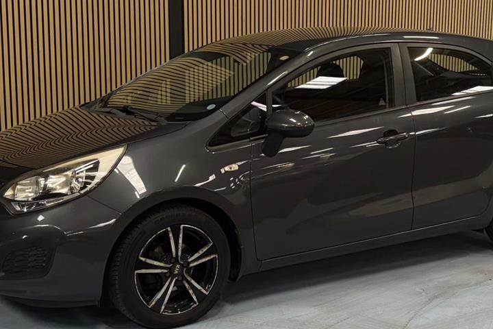 undefined Kia Rio fra 2013 set udefra