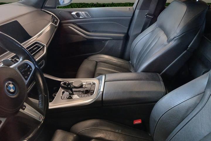 Grå BMW X5 fra 2022