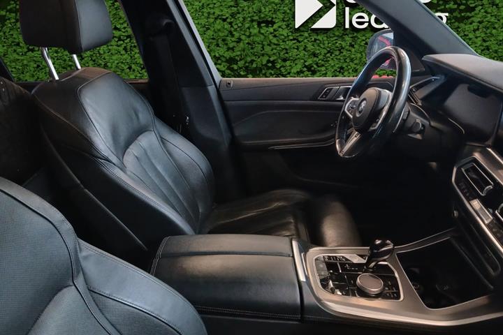 Grå BMW X5 fra 2022