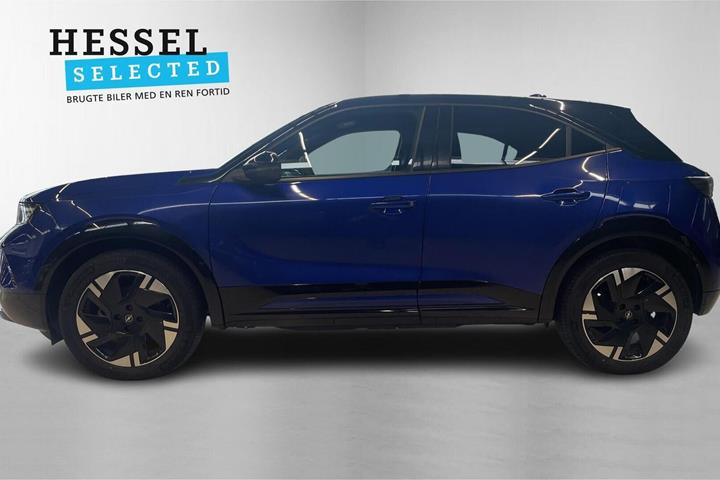 Blå Opel Mokka-e fra 2025