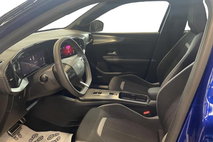 Blå Opel Mokka-e fra 2025