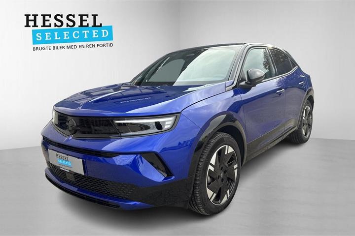 Blå Opel Mokka-e fra 2025 set udefra