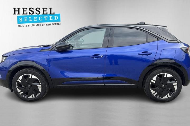 Blå Opel Mokka-e fra 2025
