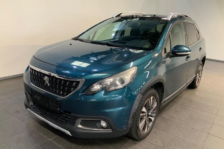 Grøn Peugeot 2008 fra 2017 set udefra